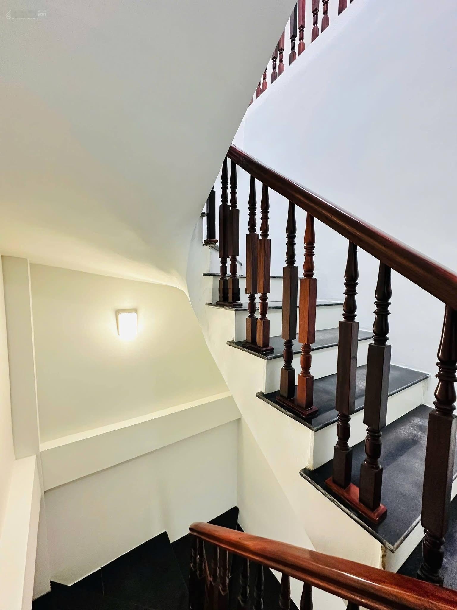 Bán nhà Hoàng Hoa Thám, căn góc mới koong, ngõ thông tứ tung, bagac đỗ cửa, dân xây 45m*5T, ở ngay