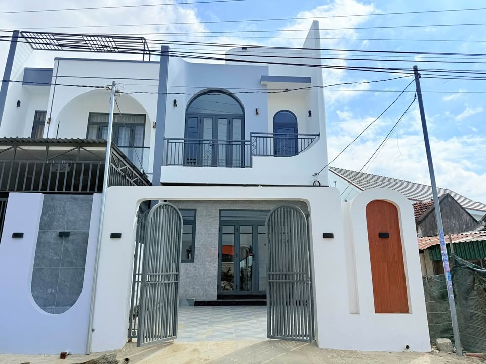 Bán căn nhà lầu tại xã Diên Phú, Diên Khánh, mặt tiền đường nhựa thoáng mát, thích hợp kinh doanh mua bán, giá 2.35 tỷ