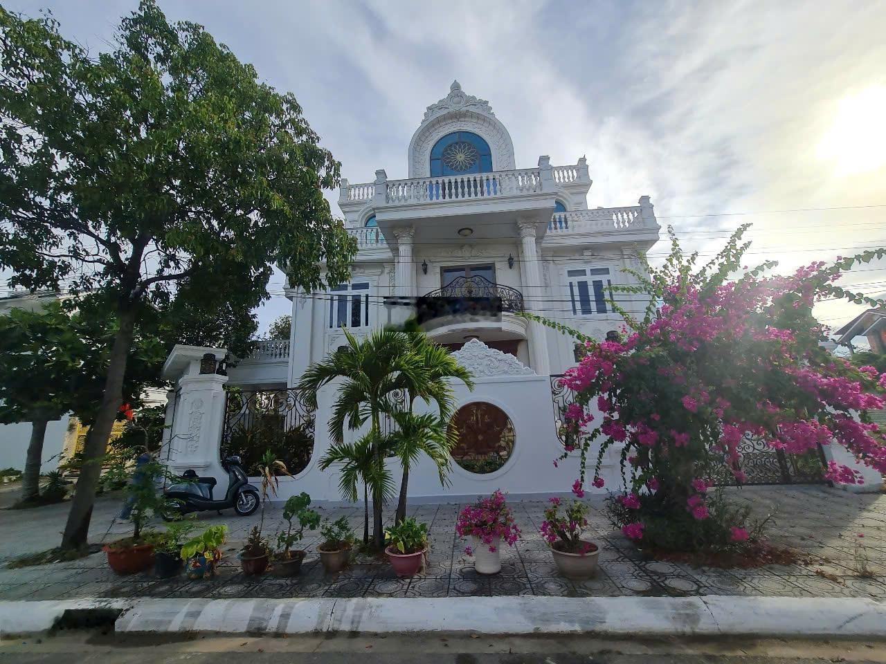 Bán lô đất biệt thự Phước Sơn, Phường 11, Vũng Tàu, DT 180m2, giá 11 tỷ, gần Sun Group 100m