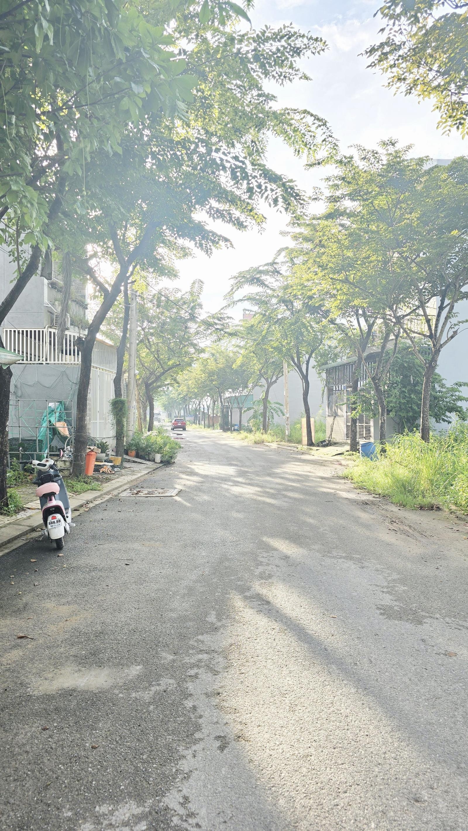 Bán gấp lô đất trục chính 230 Nguyễn Xiển Việt Nhân Villa