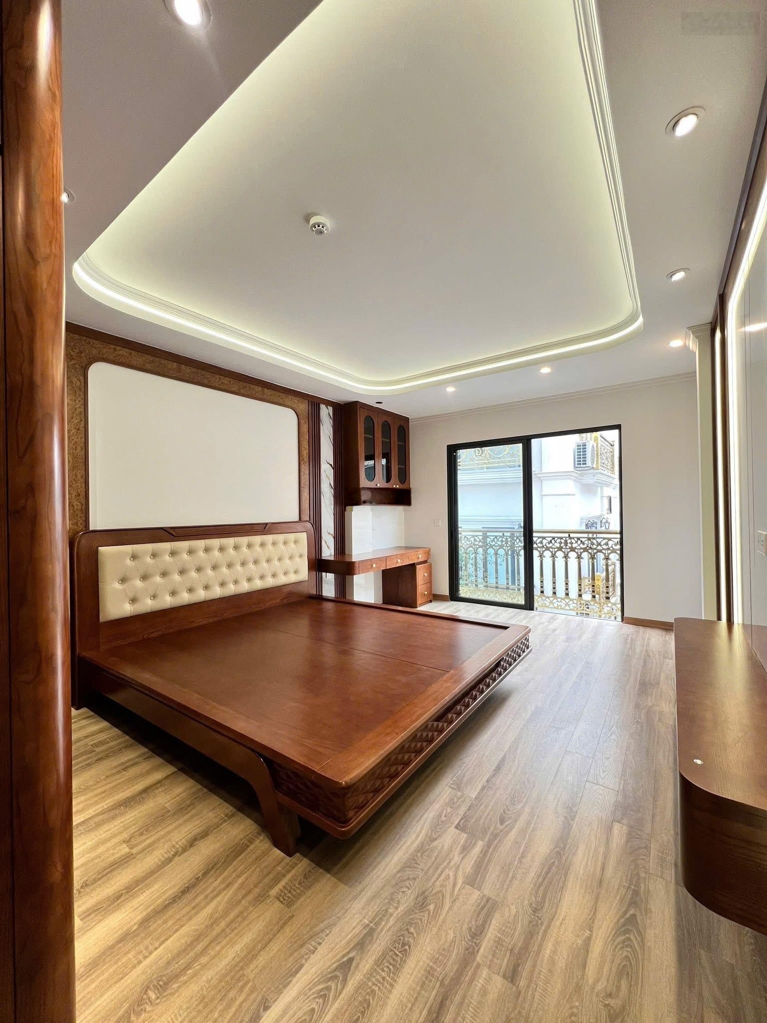 Phân lô Trần Quốc Hoàn - ô tô vào nhà - 7 tầng thang máy - kinh doanh - vị trí đẹp