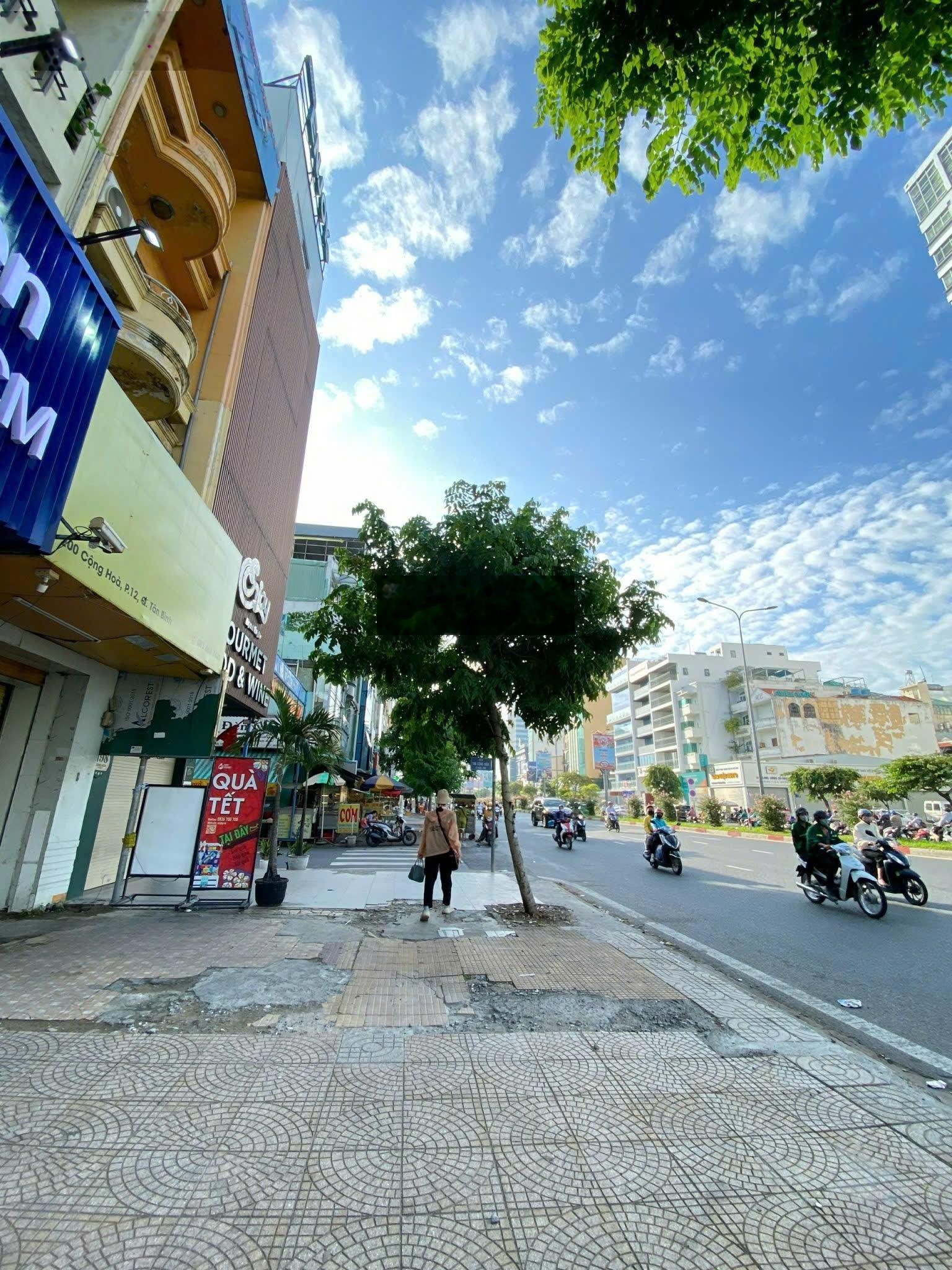 Chỉ 166r/m2! Bán nhà MT Cộng Hòa - Ngay sân bay - 17x35m, Cấp 4 - xây mới Hầm 7 tầng - giá 99 tỷ