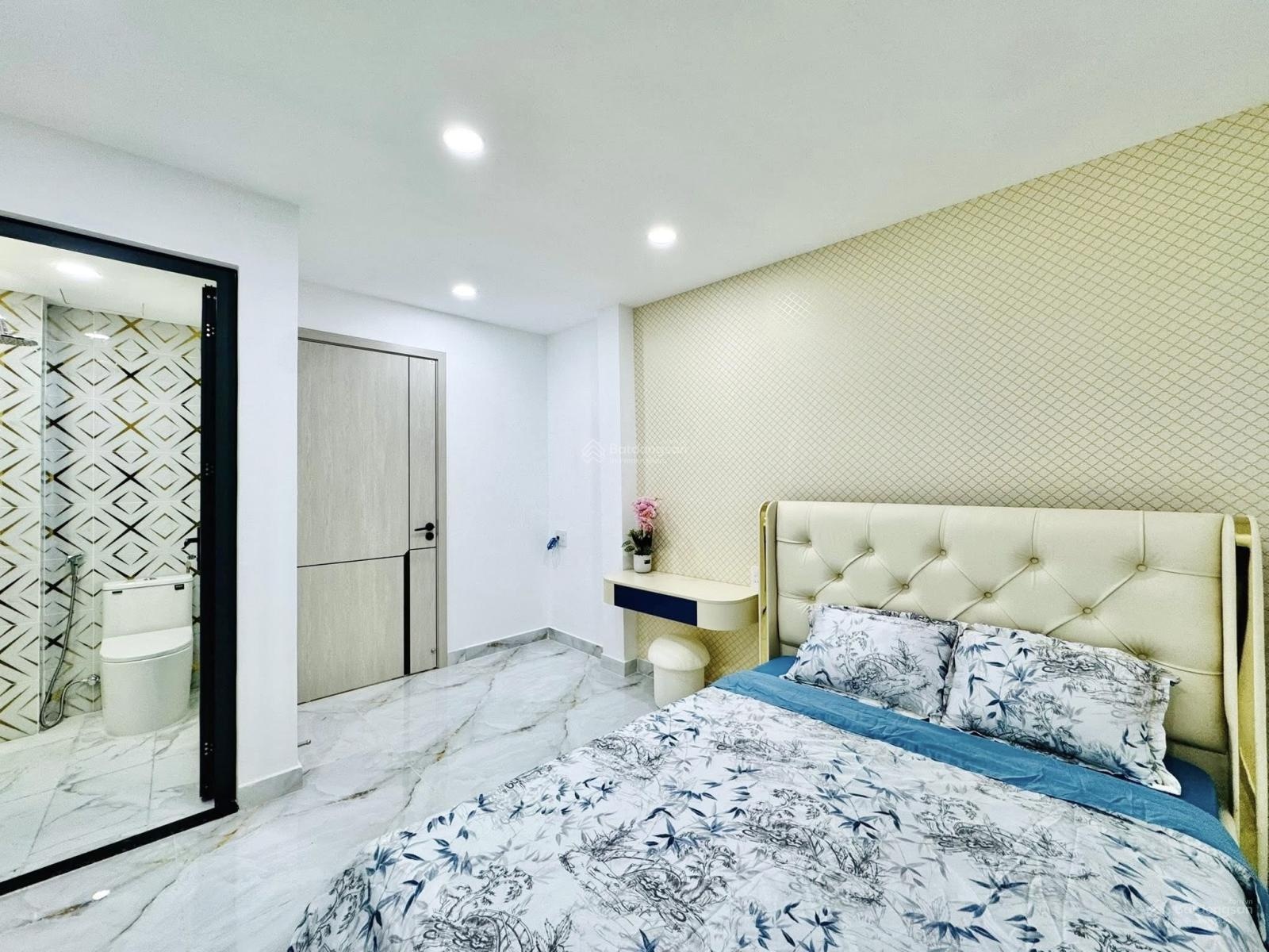 Cô Đào bán nhà về quê sinh sống Nguyễn Tất Thành - Q4. 68m2 sẵn dòng tiền 15tr, giáp Q1