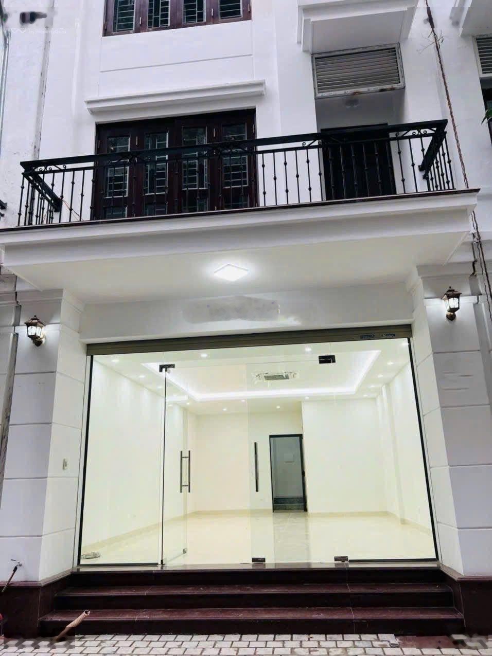 Cho thuê nhà riêng Vũ Phạm Hàm- Trung Hòa: DT 75m² x 6 tầng, nở hậu, thông sàn, ô tô đỗ. Giá 28tr