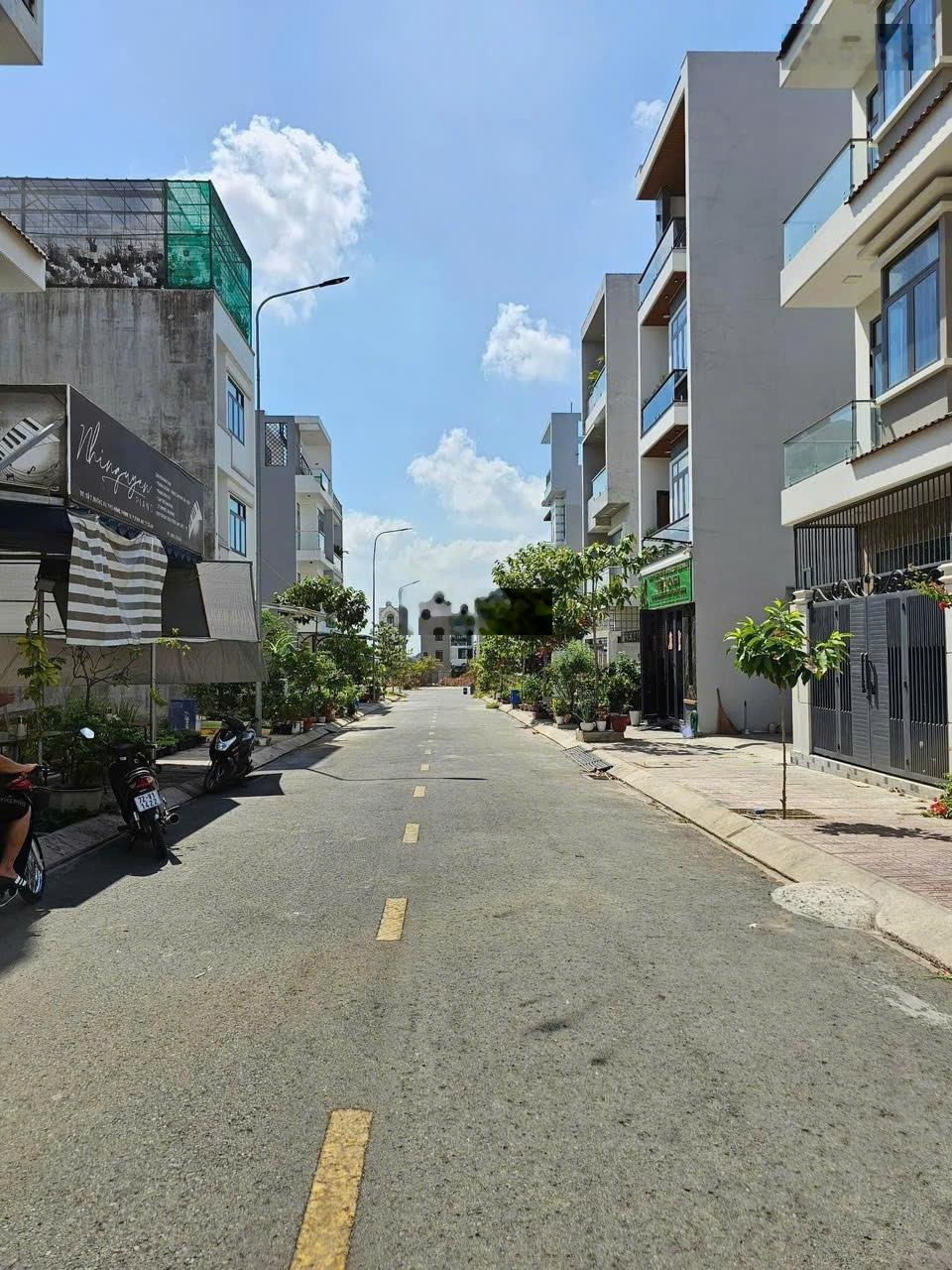 Cần Bán lô đất Cặp nằm mặt tiền Đường Lớn, Giáp Bình Chánh, 10x18 Full thổ, Xây Dựng Tự Do, Kế KDC