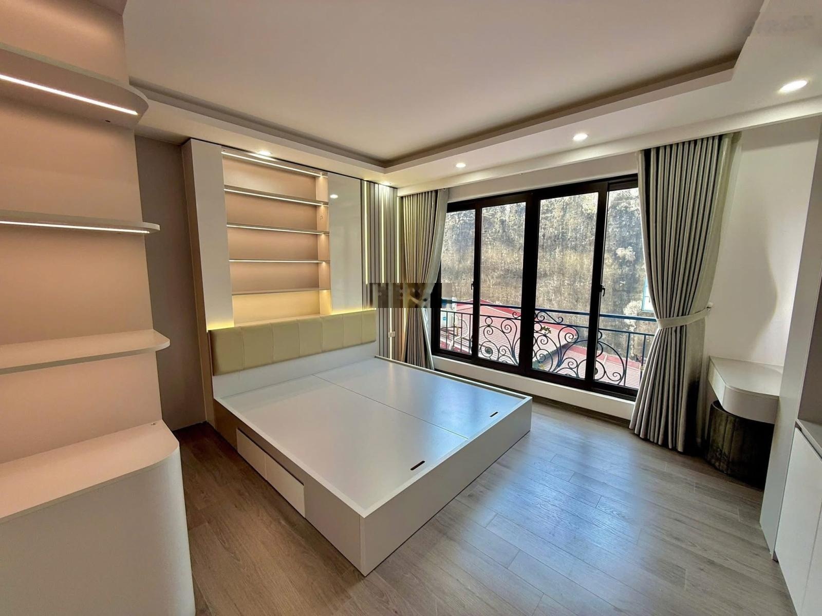 Siêu phẩm! Hoàng Quốc Việt, thang máy, full đồ ở luôn, ngõ thông, gần sát phố, 41m2x6T