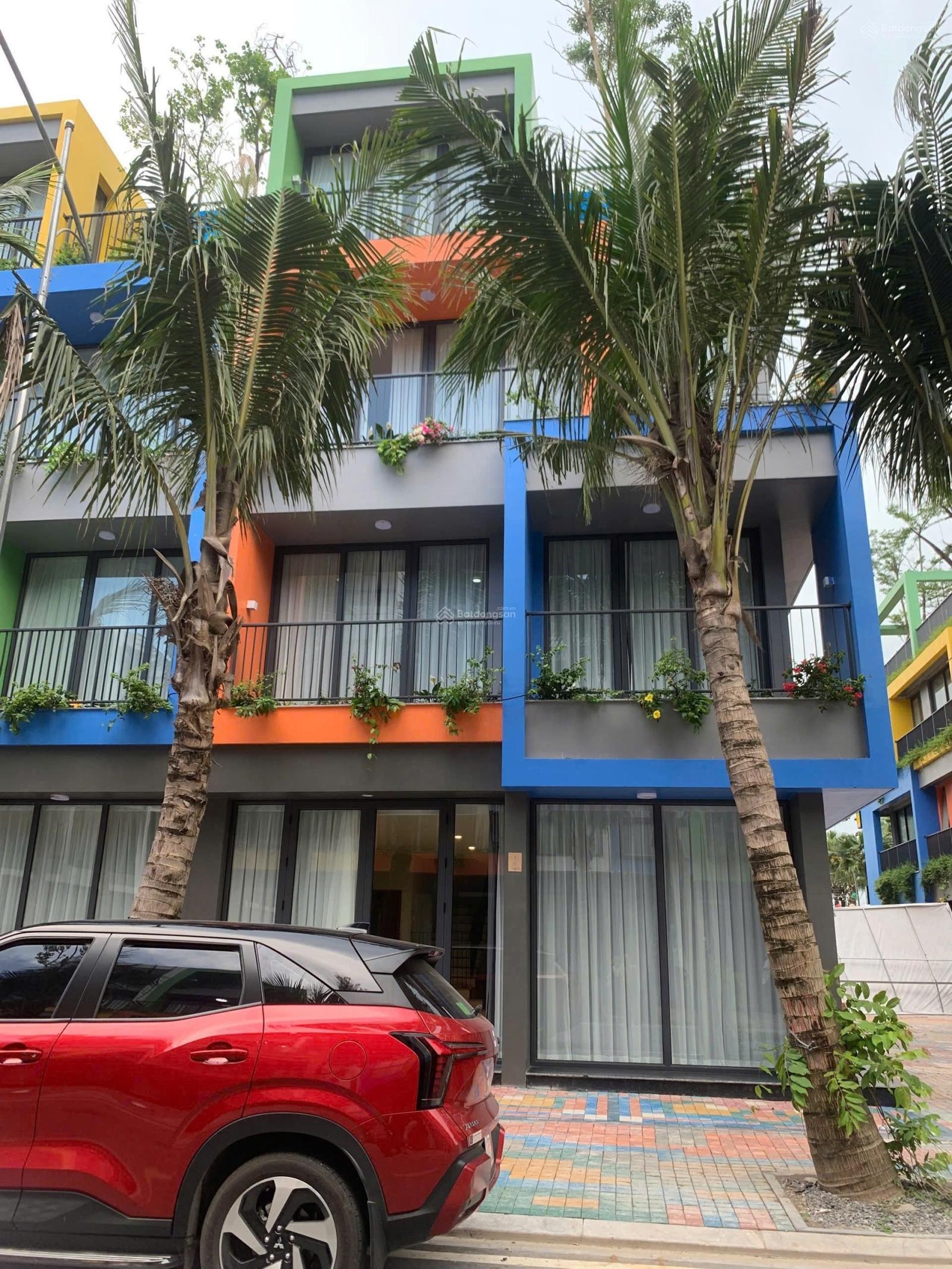 Căn xẻ khe 3 mặt tiền - DT 120m2 gồm có 8 phòng ngủ đã hoàn thiện nội thất đầy đủ và có dòng tiền