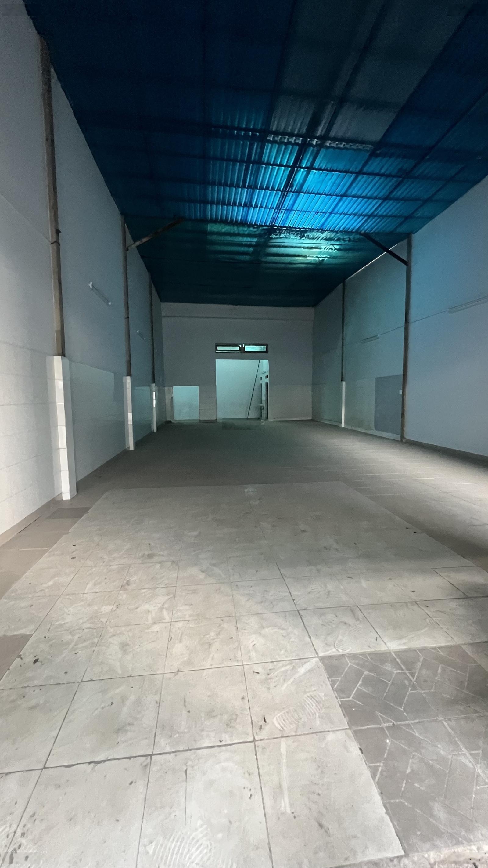 Cho thuê nhà xưởng 200m2 tại 156, đường Lê Đình Cẩn, Bình Tân, giá 20 triệu nền gạch men mới đẹp
