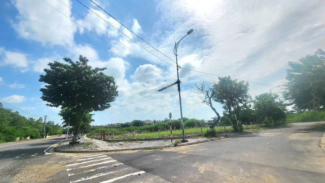 Đất 3 mặt tiền đương Phạm Văn Đồng