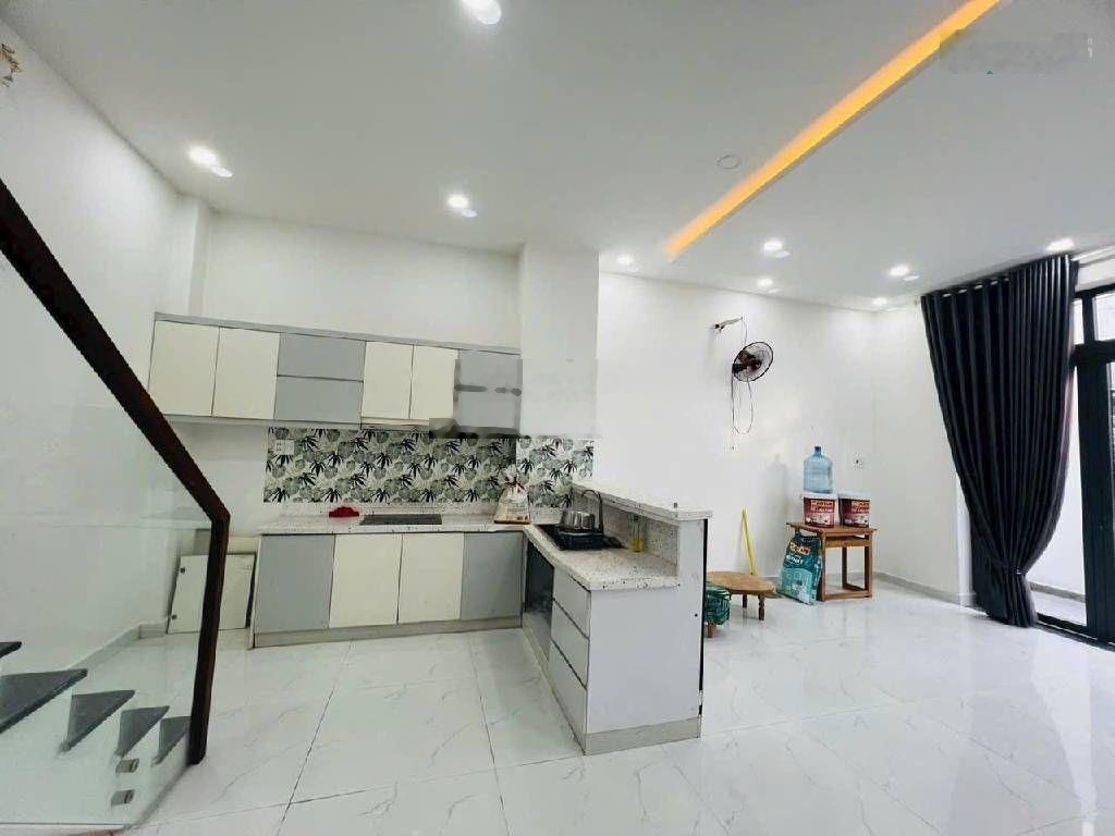 Nhà đẹp 3 tầng ở ngay cạnh ubnd long trường ngang 5.5m 4pn chỉ 4.8 tỷ