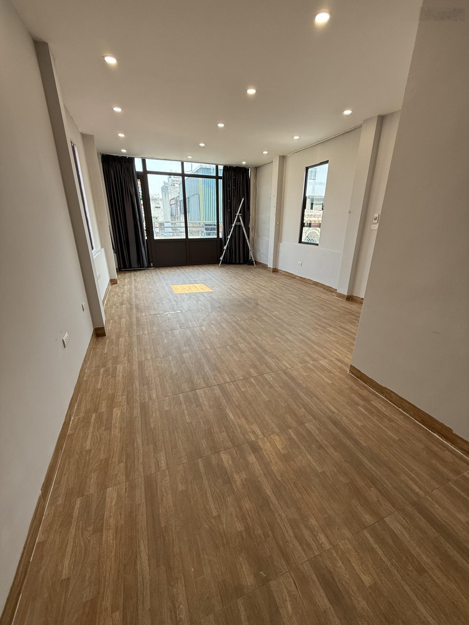 Chính chủ cho thuê VP 61 Hoàng Cầu 50 m2 - 8 triệu 0389930126