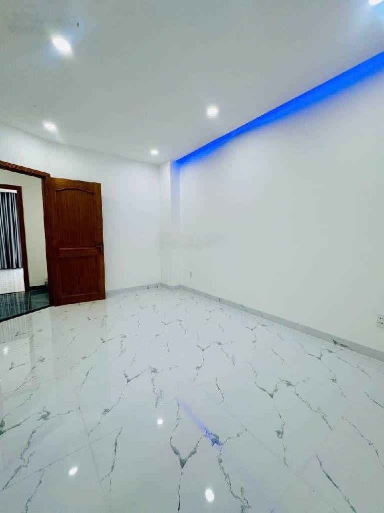 Bán nhà mới long trường 1 xẹc cách lã xuân oai 100m. 4 tầng 4 phòng ngủhẻm 6m. Giá 5.990 tỷ.