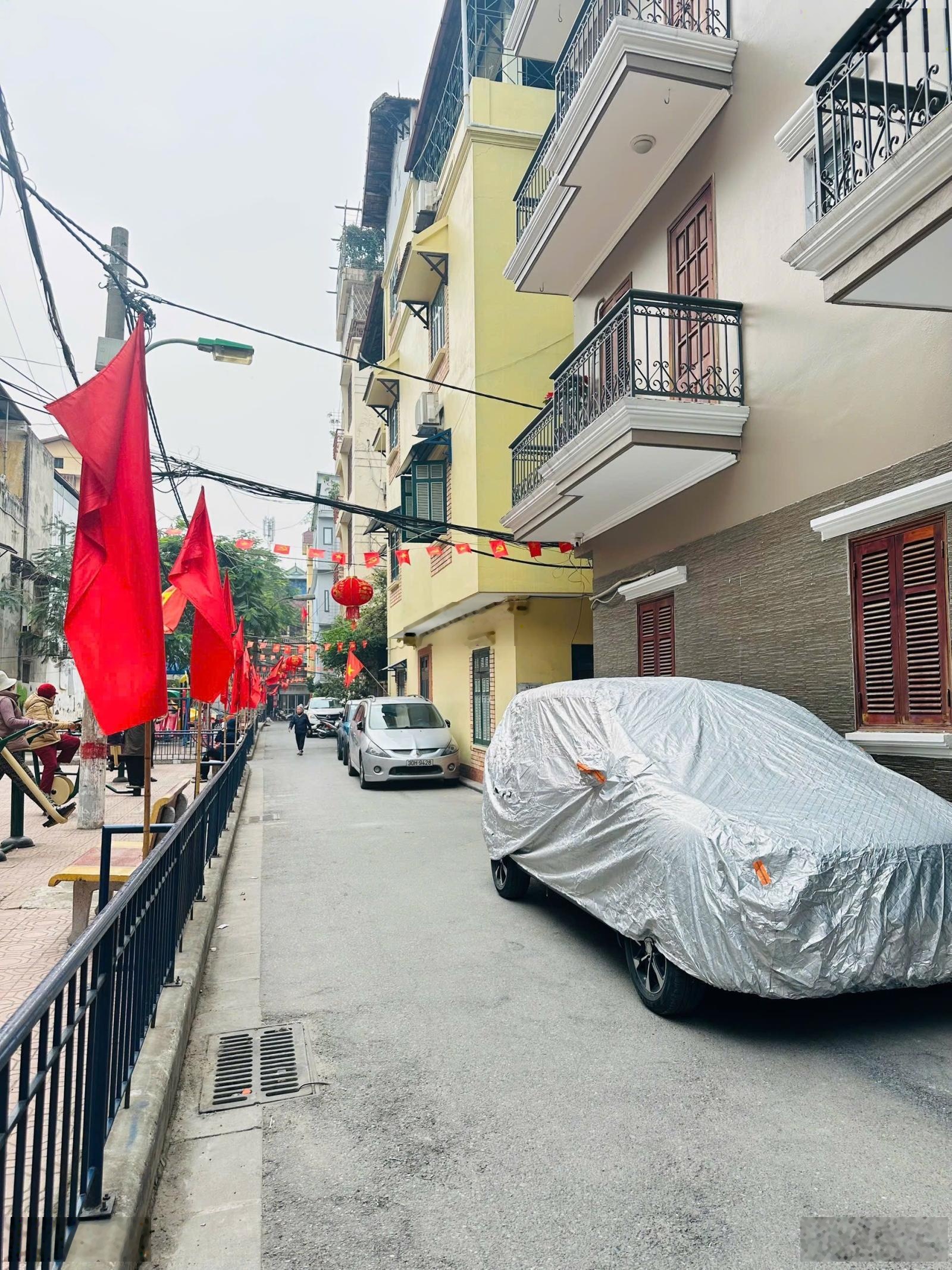 Siêu phẩm hoa bằng cầu giấy-đất phân lô -ngõ ô tô dt 55m x 3 tầng -sổ vuông đẹp -tc 13 tỷ