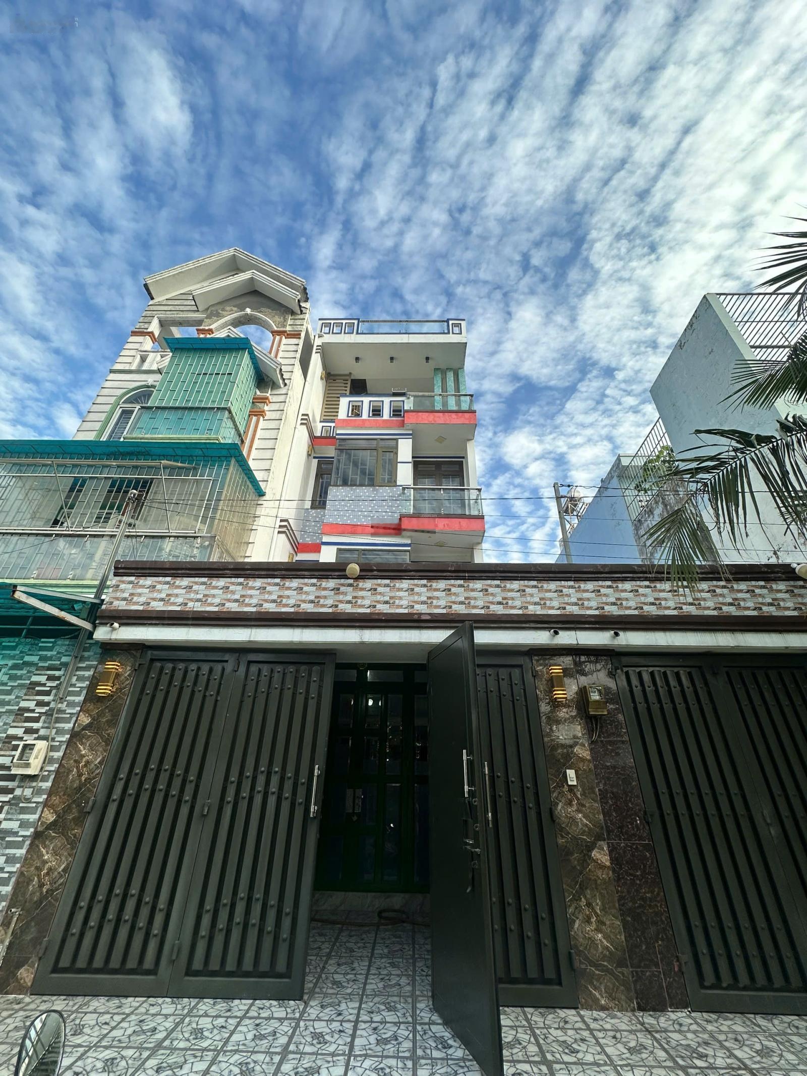 Cho thuê nhà Tân Xuân, Hóc Môn. 1 trệt 3 lầu, 160m2. 5 phòng ngủ, 6wc, sân đậu ô tô trong nhà