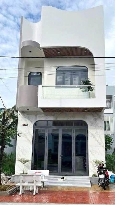 Bán nhà 1 trệt 1 lầu sát chợ tổng 120m2 giá 1tỷ8