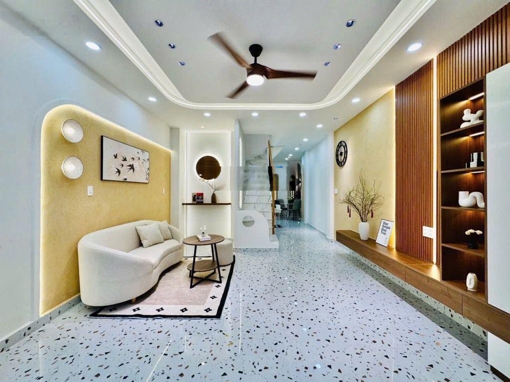 Nhà mới ở ngay hẽm xe hơi - Thích Quảng Đức - 2 tầng - 70 m2: 4,4 * 15 m - giá 7.x tỷ