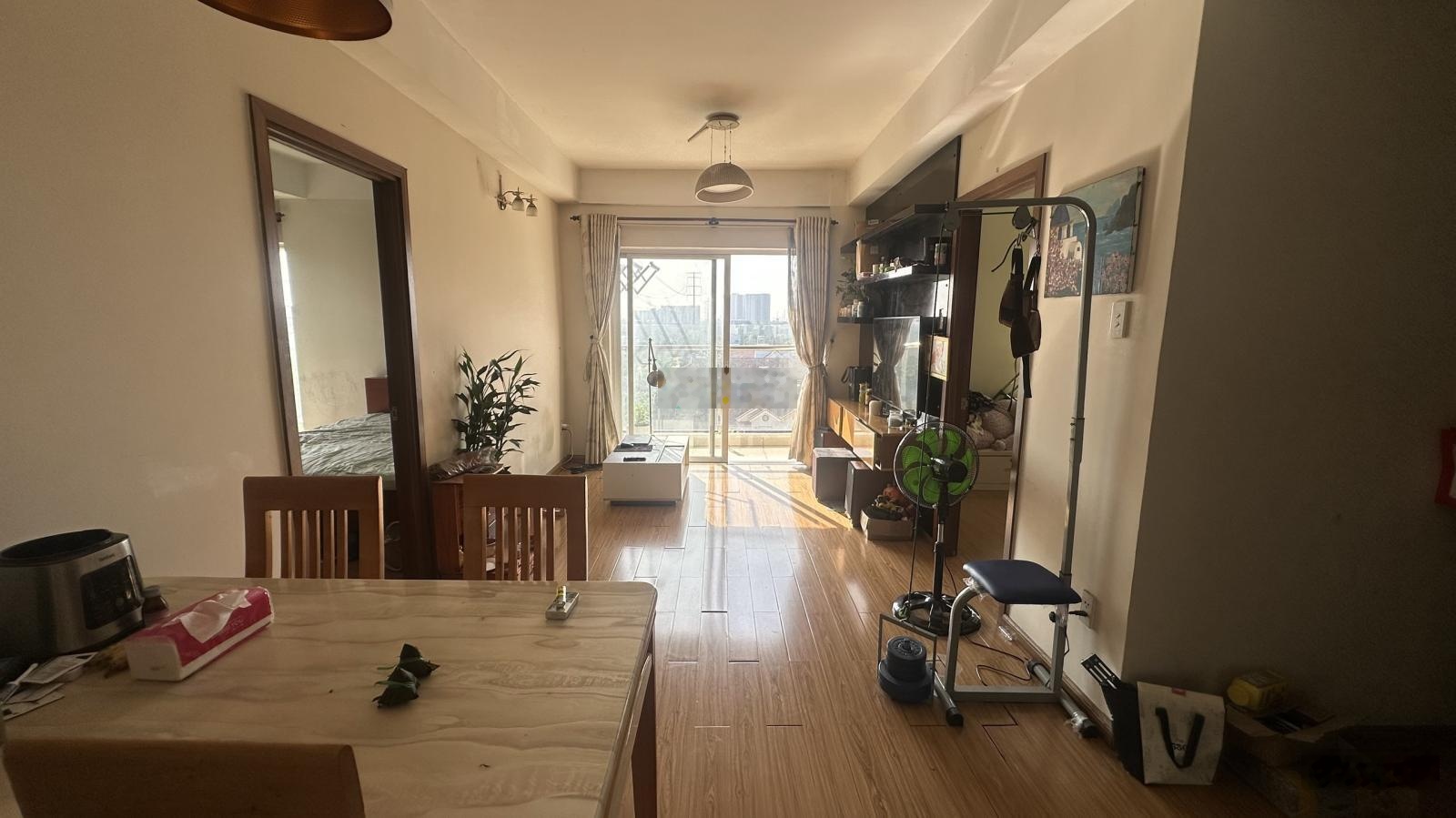 cho thuê căn hộ 2 phòng ngủ, 2 toilet, có ban công, thoáng mát, tầng trung