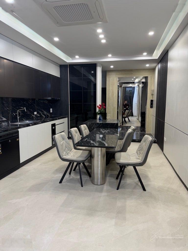 Chính chủ bán nhà đẹp hai bà trưng - ngõ ô tô tránh diện tích 42m2 6 tầng thang máy giá tốt .