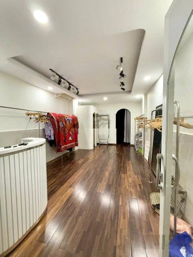 Dòng tiền sẵn + vị trí vàng - cmt8 quận 10 hxh tận nhà 43m - 3 tầng - 9.2 tỷ