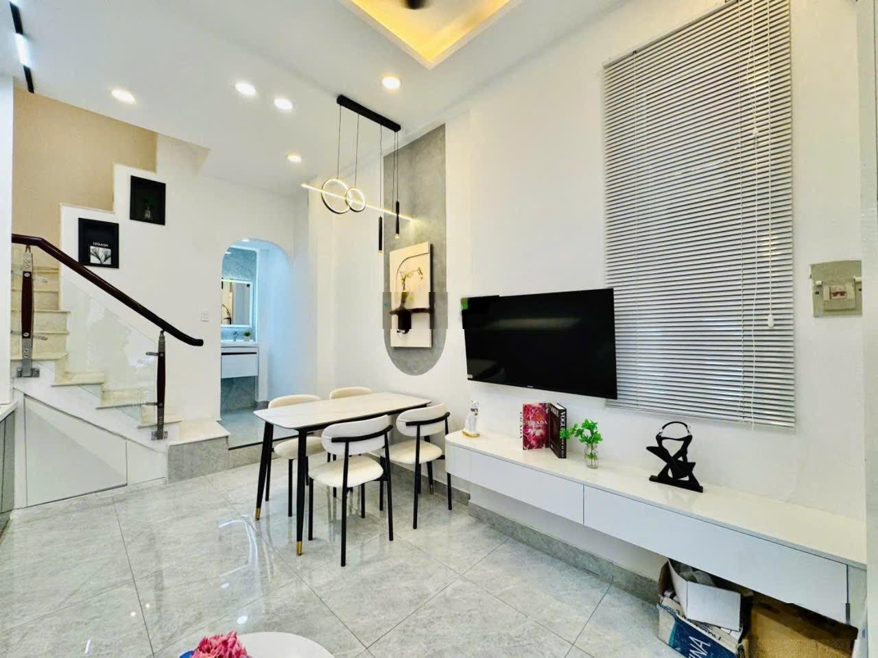 Siêu phẩm 4 tầng sát mặt tiền ngay đường vip nguyễn văn trỗi gần sân bay