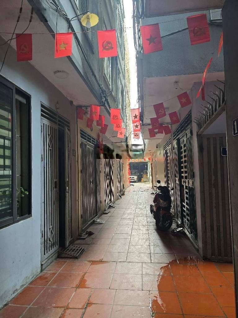 PHÂN KHÚC 8 TỶ - NHÀ 5 TẦNG BÁT KHỐI. DT 33m. Full Nội thất. Ô tô 4 chỗ đỗ cửa, 15m ra đường