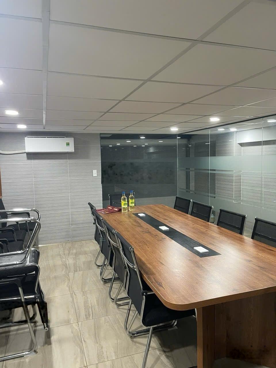 Cho thuê toà nhà văn phòng 5x20m, 1 trệt 4 lầu, 10 phòng, full nội thất như hình