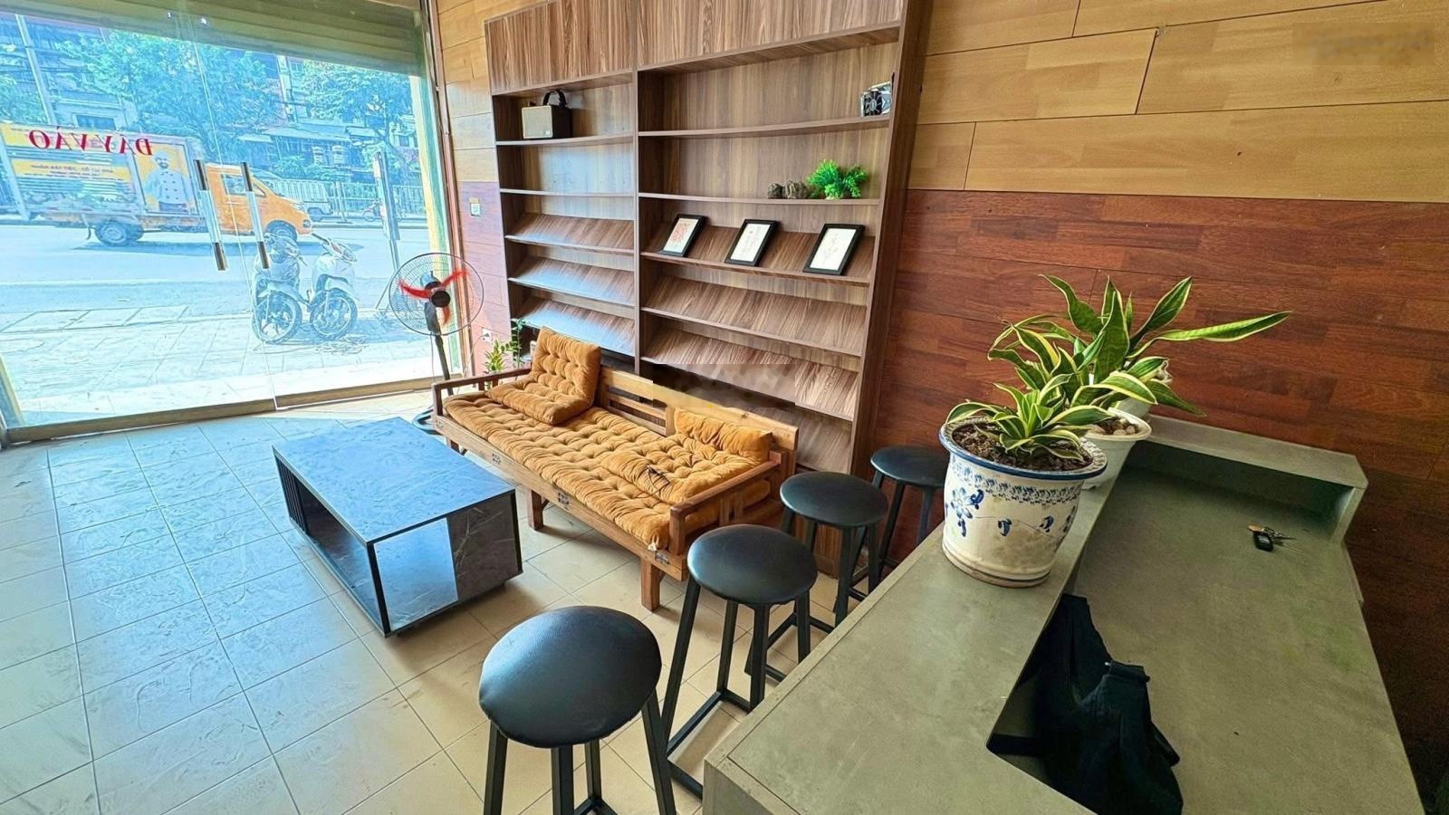 Cho thuê nhà mặt phố Giải Phóng, 17 triệu/th, 60m2, 4PN, 4WC, 1 MBKD, ô tô đỗ cửa