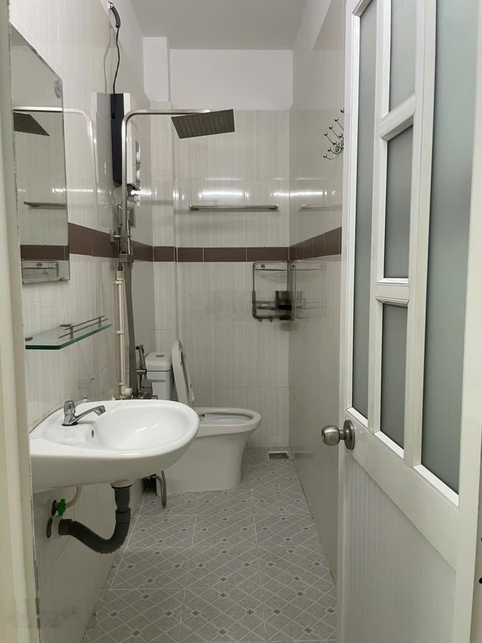 Hẻm xe hơi ngay khu VIP Phan Xích Long, ngang hơn 5m, nhà còn đẹp dưới 7tỷ