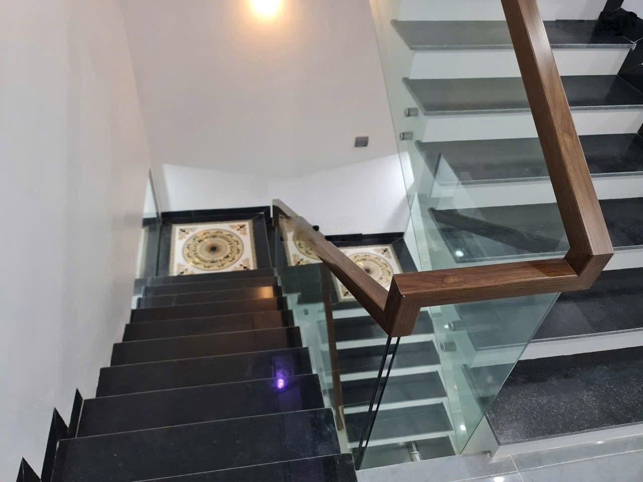 NHÀ MỚI 4 tầng,ngang 5M dài 14M.Hẻm xe hơi 6M.Ô tô ngủ trong nhà.Lô nhì Lê Thị Chợ.Nhỉnh 9 tỷ