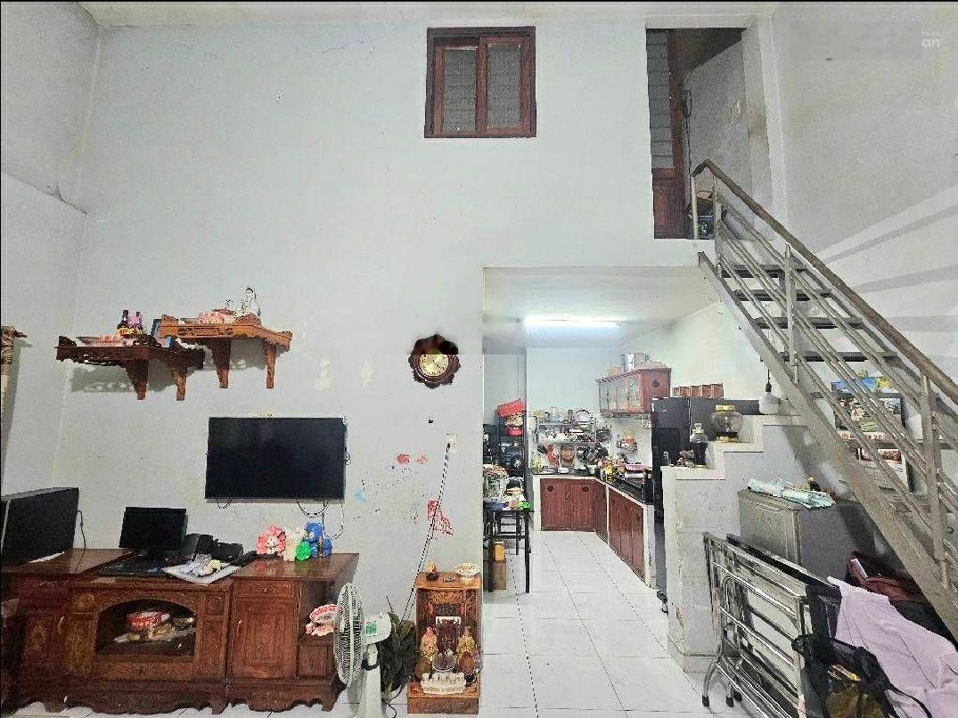 Bán nhà giá trước tết 2.9 tỷ 1 lầu, 2 P. Ngủ (Có PN trệt), 60m2, ngang 5.6m nở hậu sát chợ Dĩ An