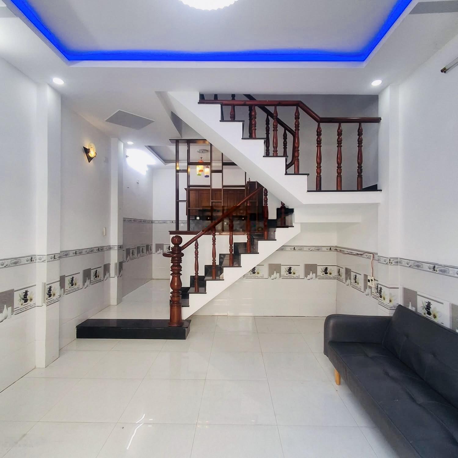 Cạnh UBND chợ Linh Xuân, nhà trệt lầu kiên cố 52m2 hoàn công, cho thuê 8 triệu/ tháng chỉ 4.2 tỷ TL