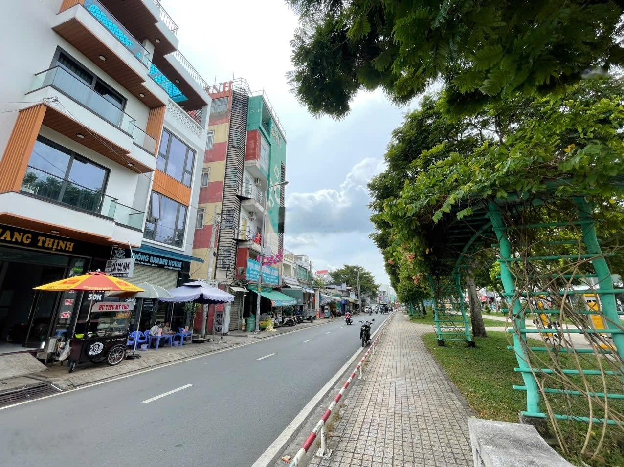 Bán nhà Kênh Nước Đen - có thang máy, gần công viên ngay Tân Phú 9mx 9.59m trệt 3 lầu ST 12.5 tỷ TL