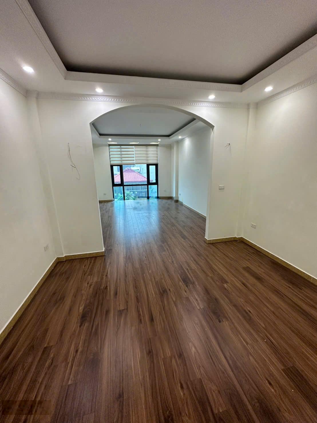 Cho thuê nha 7 tầng thang máy phù hợp làm văn phòng, bán hàng online, kho hàng kết hợp ở