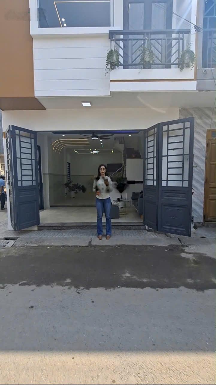 Nhà góc 2 mặt tiền 5x11 sau lưng chợ Mỹ Hạnh Nam giá 665 triệu tiện kinh doanh buôn bán