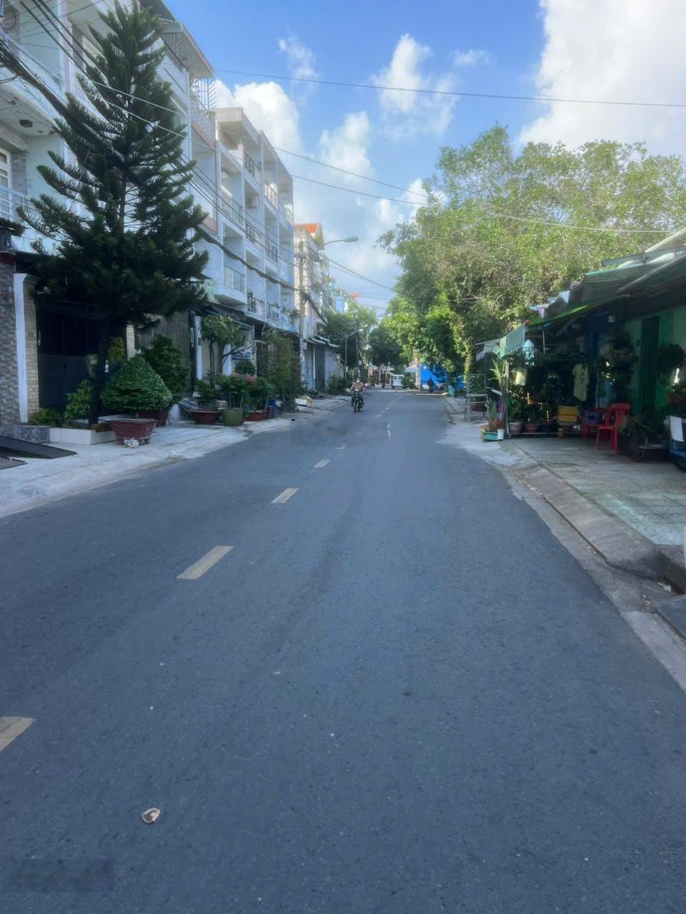 Bán gấp nhà MT đường An Dương Vương P.10, Quận 6.