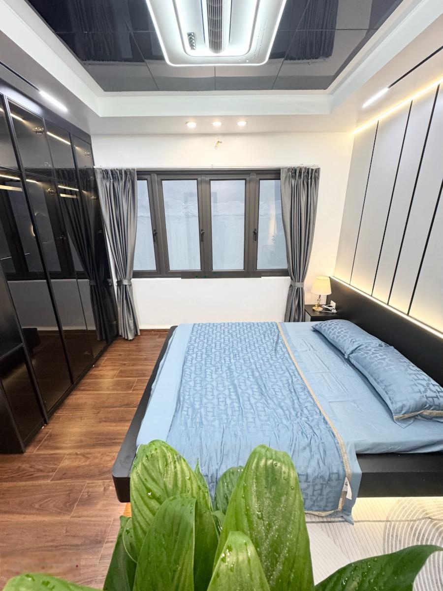 Gần phố , ngõ thông ba gác. Nhà đẹp full NT ở ngay, dân xây thoáng sáng. Dt 24m 5T mt4,1m giá 5,6ty