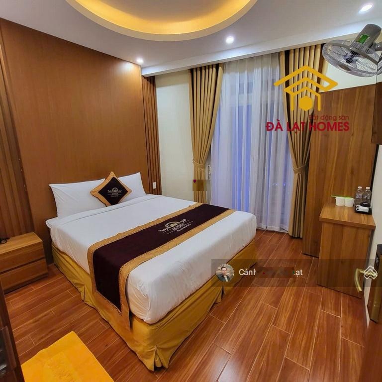 Bán Khách Sạn ngay trung tâm, gồm 14 phòng kinh doanh mới, có thang máy. 22 tỷ