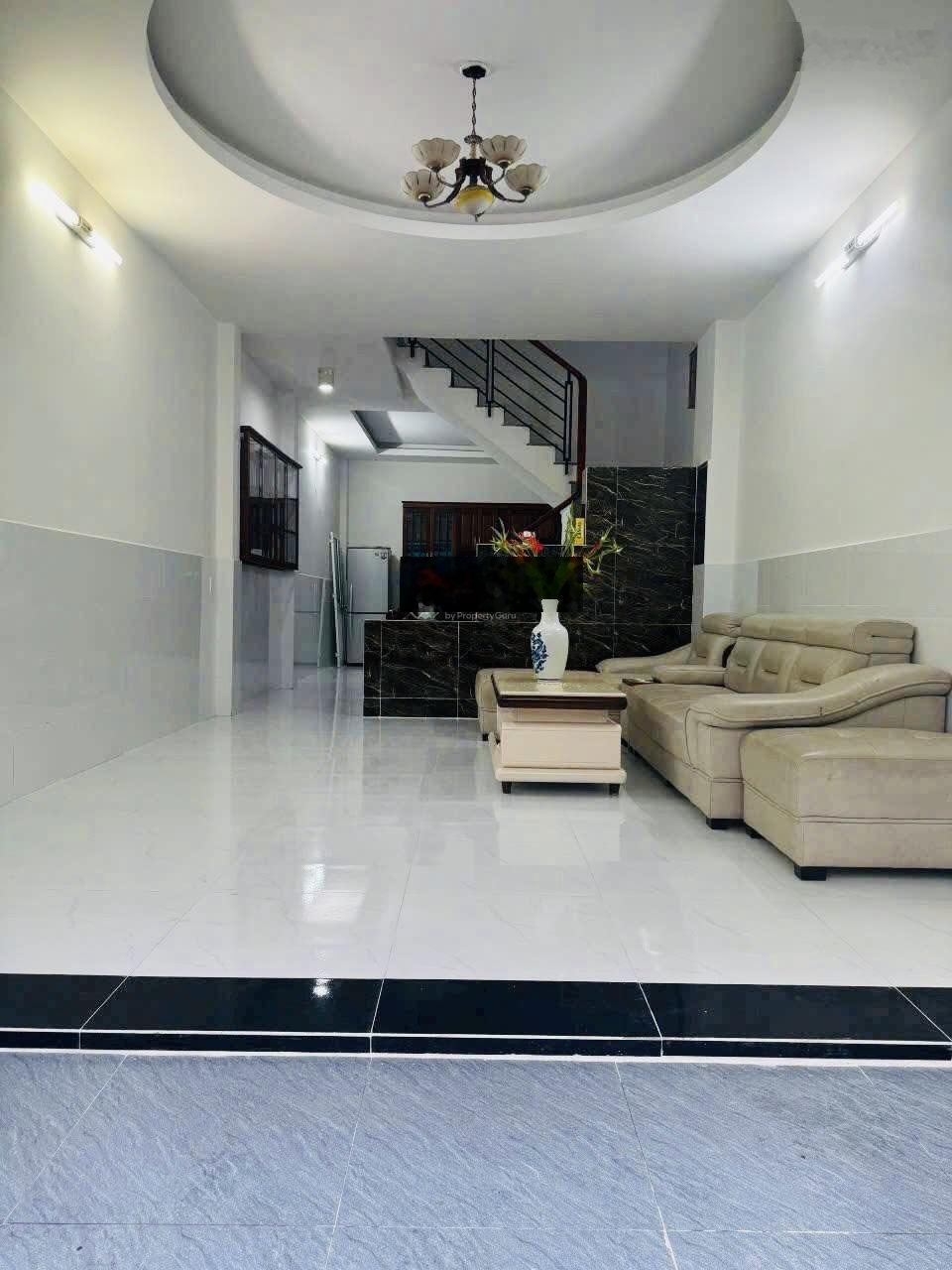 Căn góc hai mặt thoáng 5 * 13m nhà 3 tầng kiên cố, cạnh chợ UBND Linh Xuân, cho thuê 10tr/ tháng