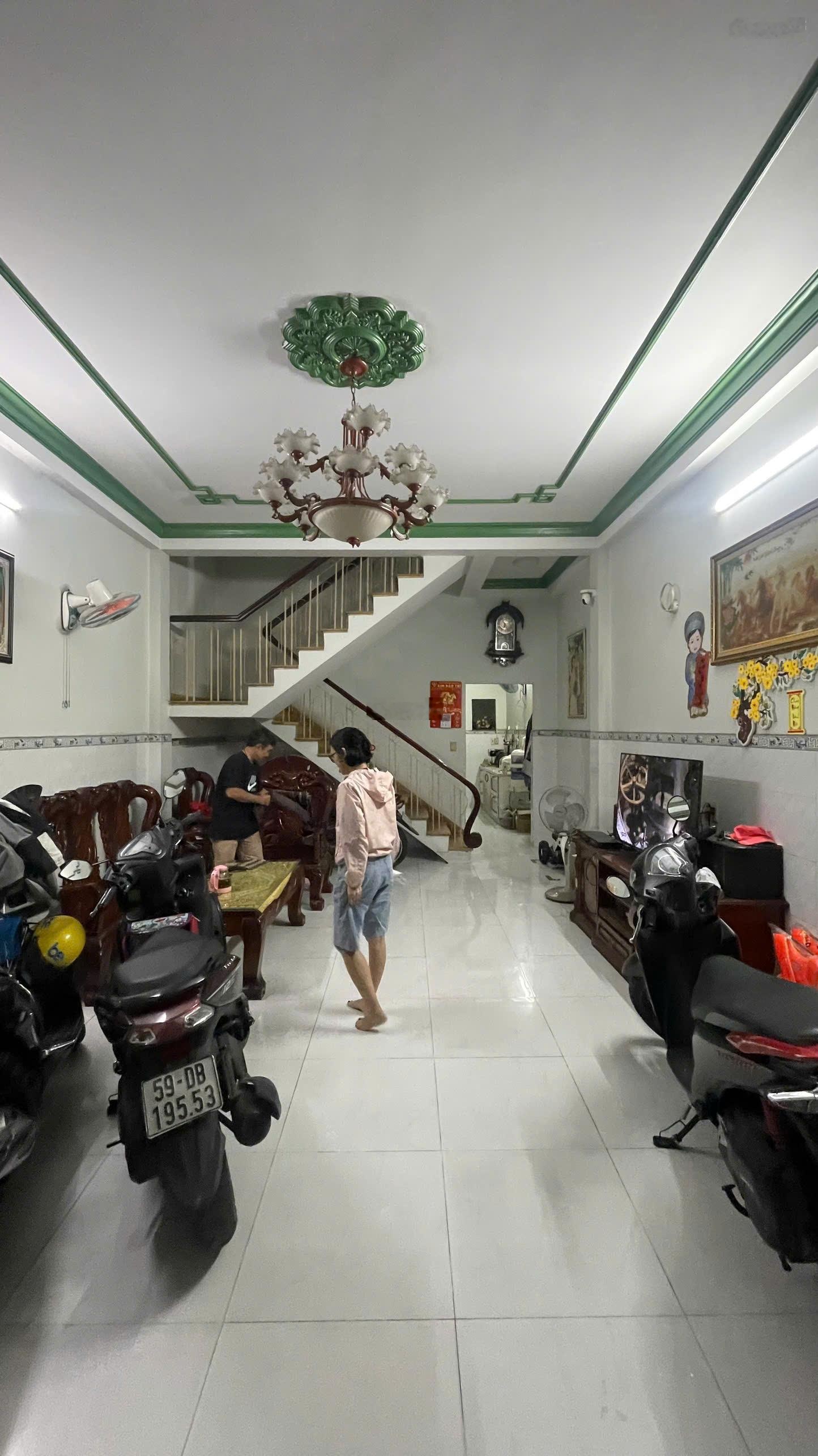 Cho thuê nhà mặt tiền nguyên căn, 5 PN, 4 nhà VS, Phường 10, Tân Bình