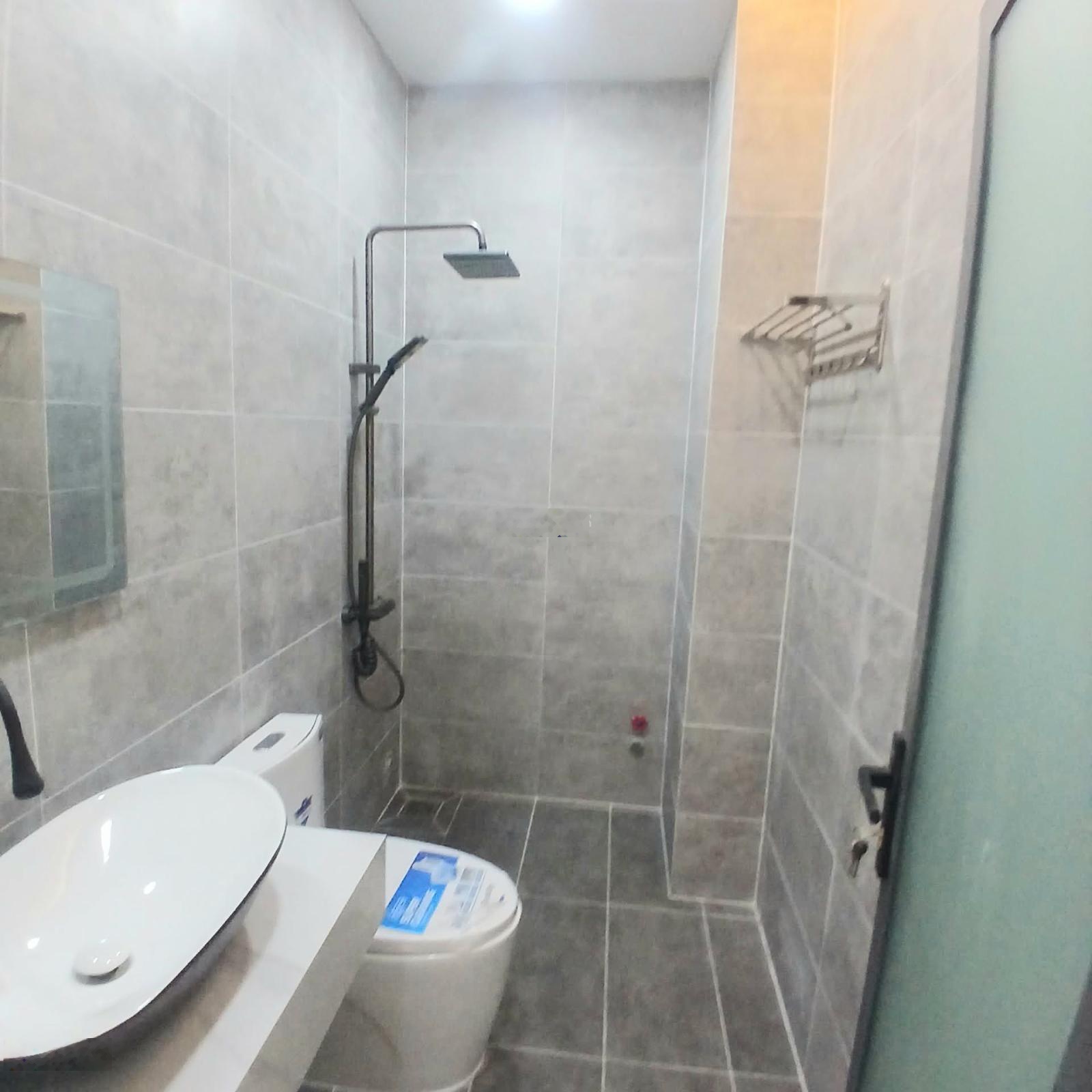 7 tỷ 600 thương lượng, nhà mới 5 tầng, đường nhựa 7 mét, diện tích : 4 x 18.