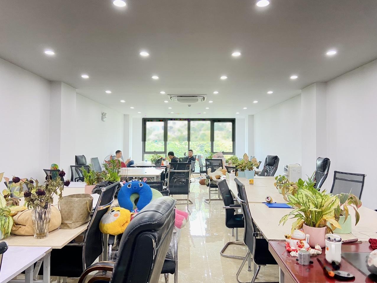 Trống Duy Nhất Văn Phòng cho thuê tại mặt phố Vũ Tông Phan - 120m2 - Miễn phí thời gian Tết k tính$