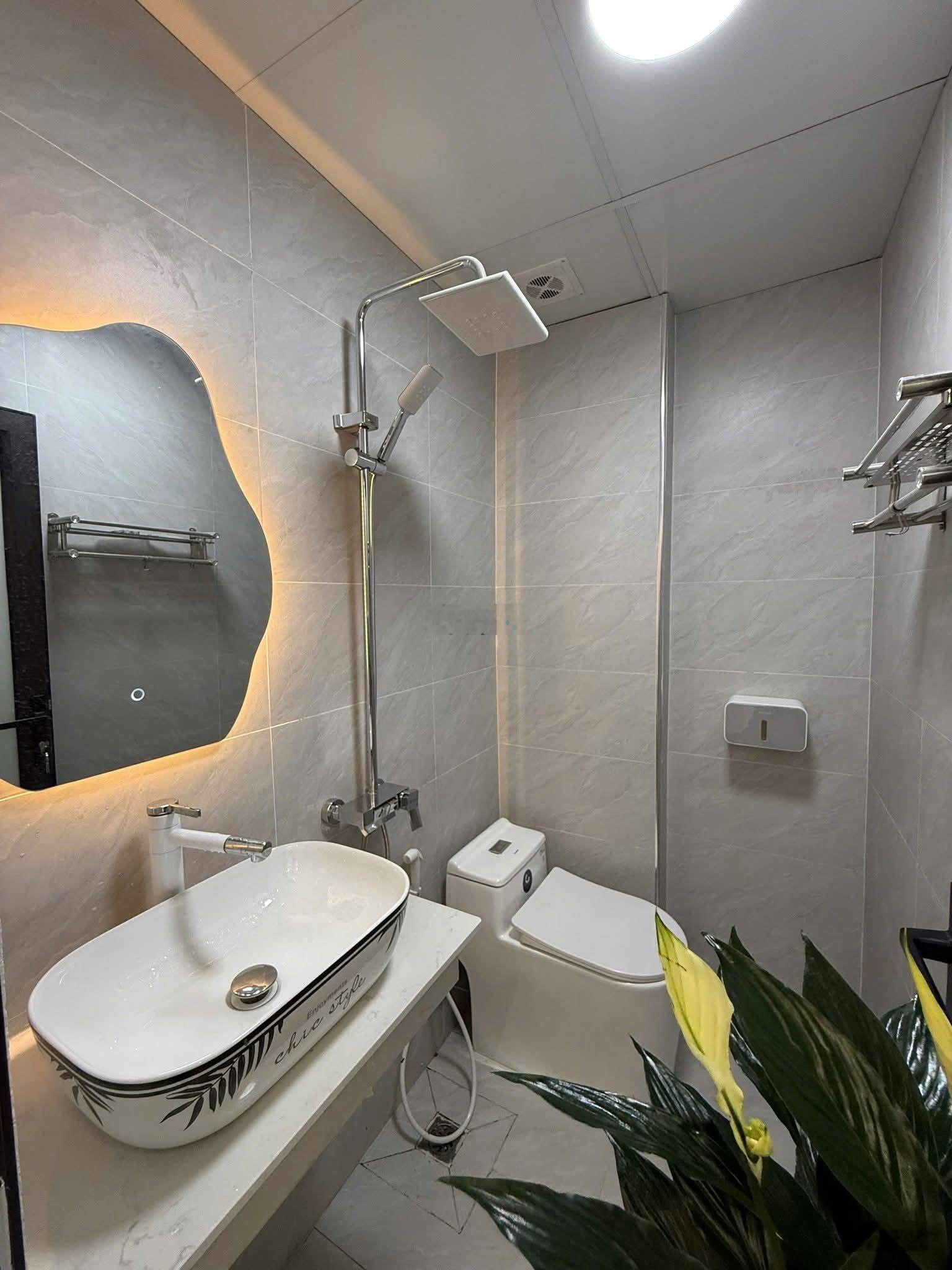 Phố Lạc Long Quân, lô góc, ngõ thông, kinh doanh, gần phố, ở luôn