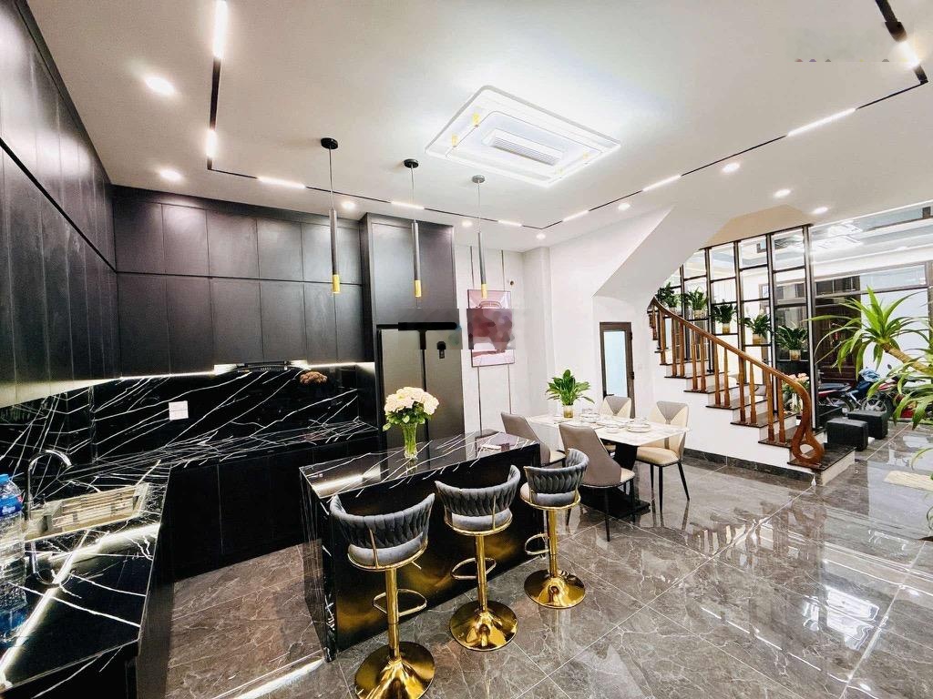 Bán nhà riêng view đẹp tại phố Phương Mai, 25 tỷ, 58m2, Đống Đa, ngõ thông kinh doanh có gara ô tô