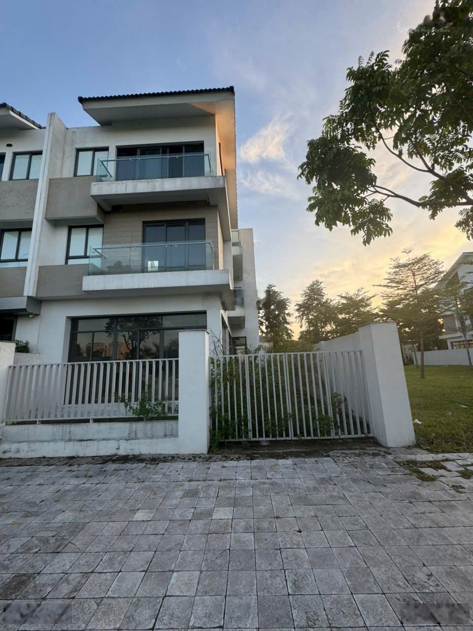 Bán nhà mặt phố tại Dương Nội, 32 tỷ, 176.4m2, 5PN, 5WC, 4 tầng, mặt tiền 9.5m