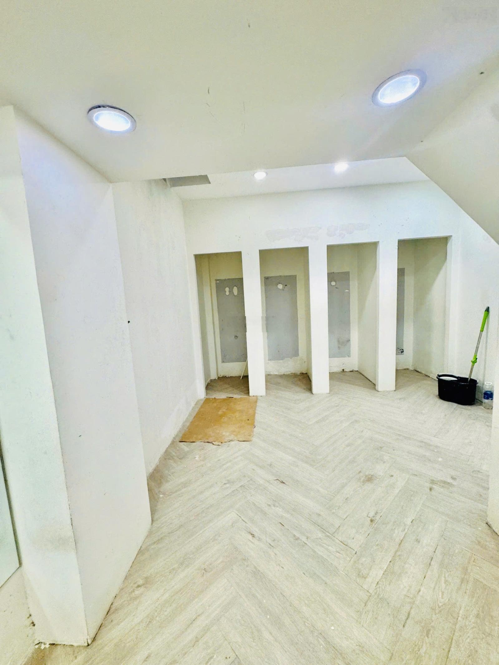 Cho thuê nhà MT PP14 Ba Vì Q.10 - 7,5x20m, 9 tầng, thang máy, 90 triệu