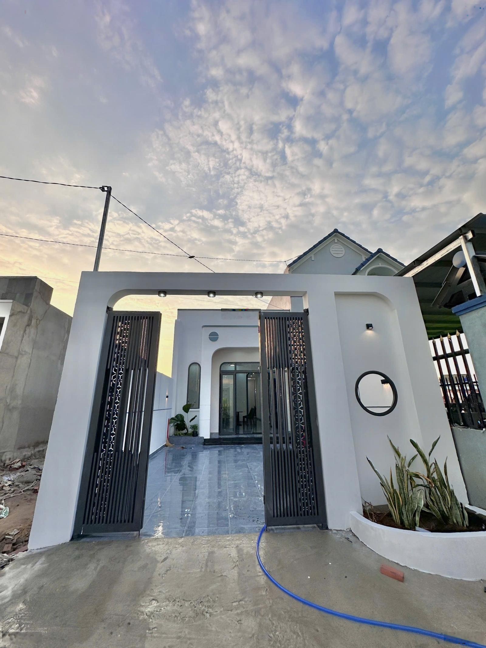 Bán nhà 5x35 mét sổ hồng riêng, hoàn công Đức Hòa xã Mỹ Hạnh Nam gần. Gần chợ Giồng Lớn và ủy ban