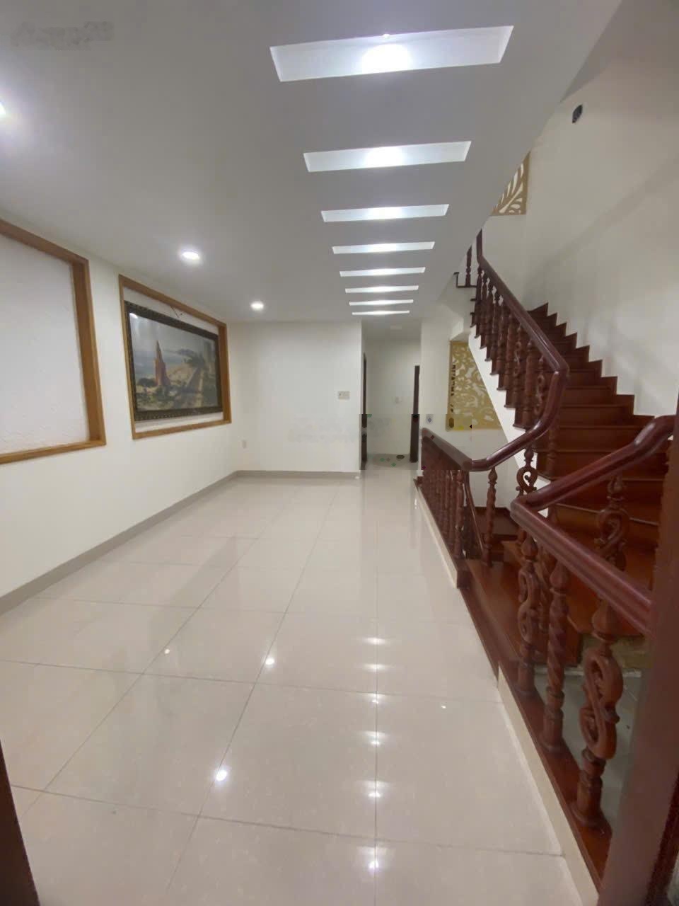 Nhà 4 tầng trung tâm nha trang mặt tiền 18,5m gần biển pháp lý chuẩn