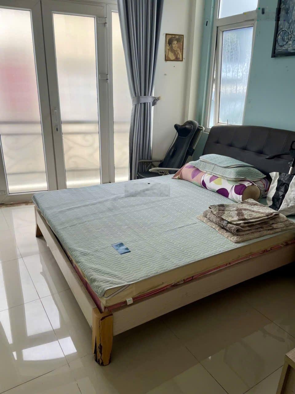 Bán nhà Trần Hưng Đạo quận 1 - hẻm xe hơi - ngang 4,2m nở hậu - 4 tầng BTCT - 6 phòng ngủ