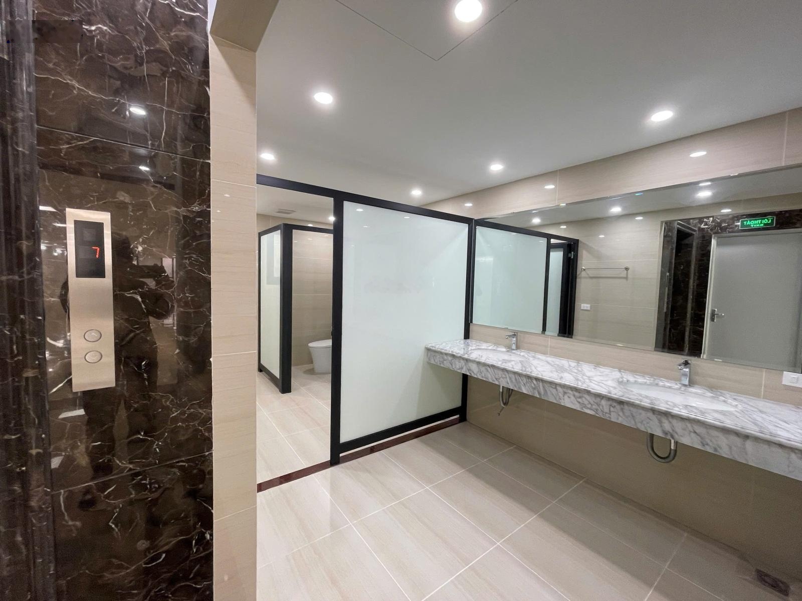 Cho thuê Tòa Văn Phòng 9 Tầng Mặt Phố Ngô Gia Tự. . DT 315m2, MT 8.3m nở hậu. Giá 300tr/th