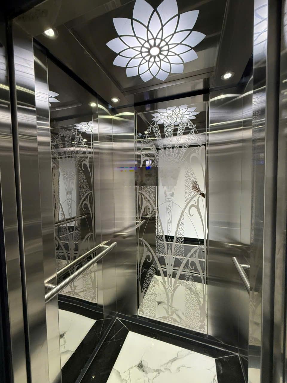 Bán nhà mặt đường Ngô Gia Tự, vỉa hè rộng, thang máy